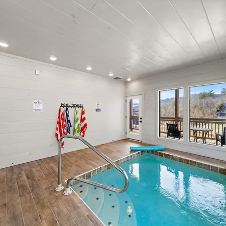New Cabin - Heated Indoor Pool, Jacuzzi, Gameroom